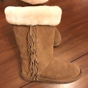 Minnetonka warm boots ugg -style *fringe*